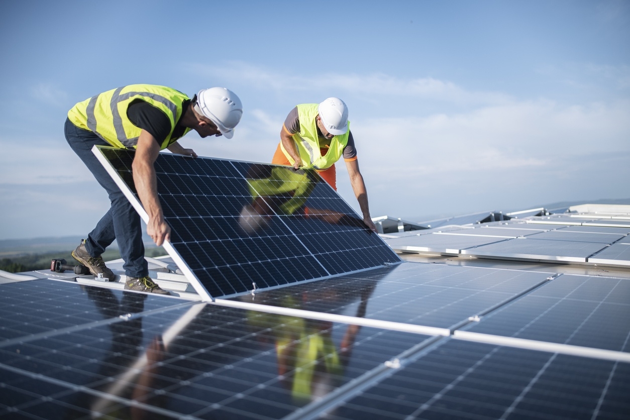Työntekijöitä asentamassa aurinkopaneeleja