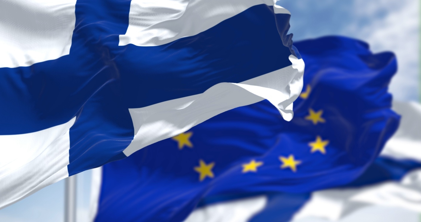 Suomen ja EU:n liput liehuvat